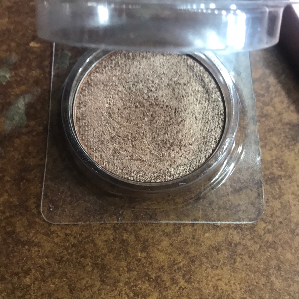 INT Cosmetics Eyeshadow - Picture 2 of 3